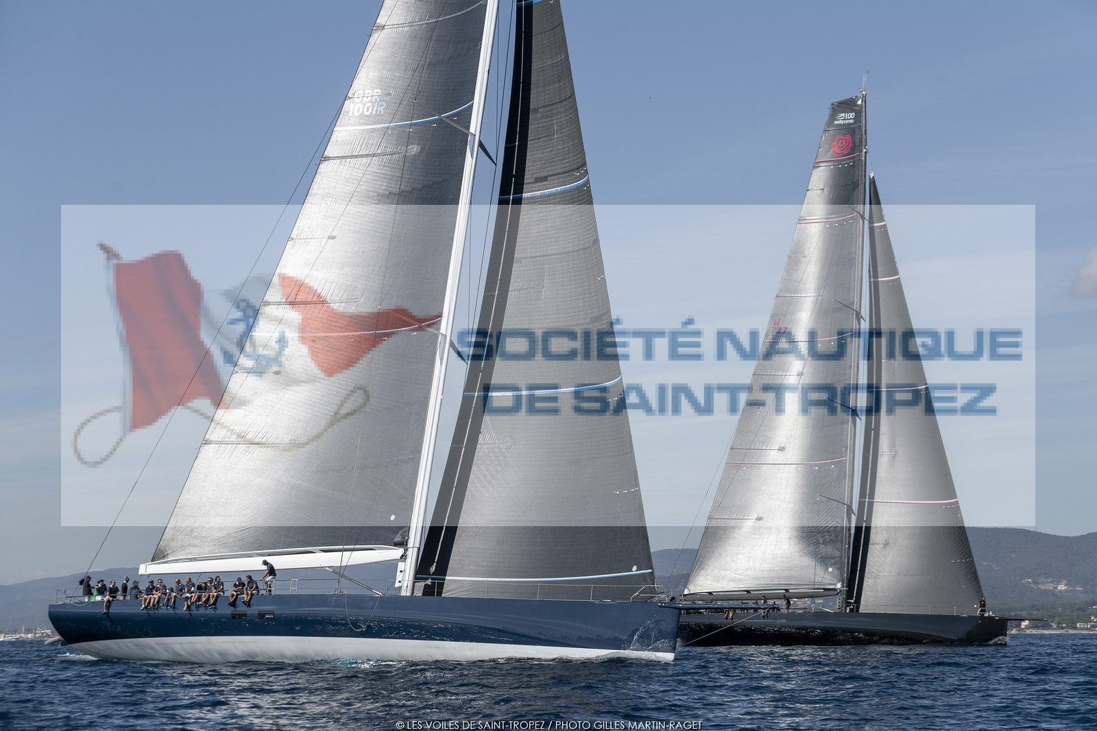 06 10 2022, Saint-Tropez (FRA,83), Voiles de Saint-Tropez 2022,  Maxis Club 55 Cupentre les deux Wallycento Magic Carpet Cubed et Tango, défi French Kiss vs Kiwi Magic