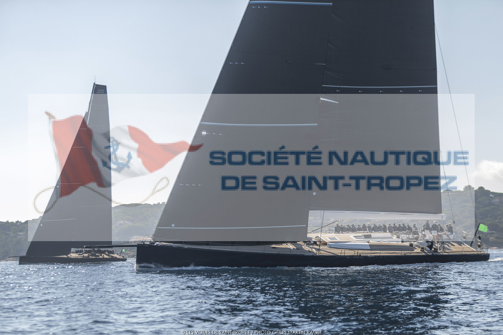 06 10 2022, Saint-Tropez (FRA,83), Voiles de Saint-Tropez 2022,  Maxis Club 55 Cupentre les deux Wallycento Magic Carpet Cubed et Tango, défi French Kiss vs Kiwi Magic