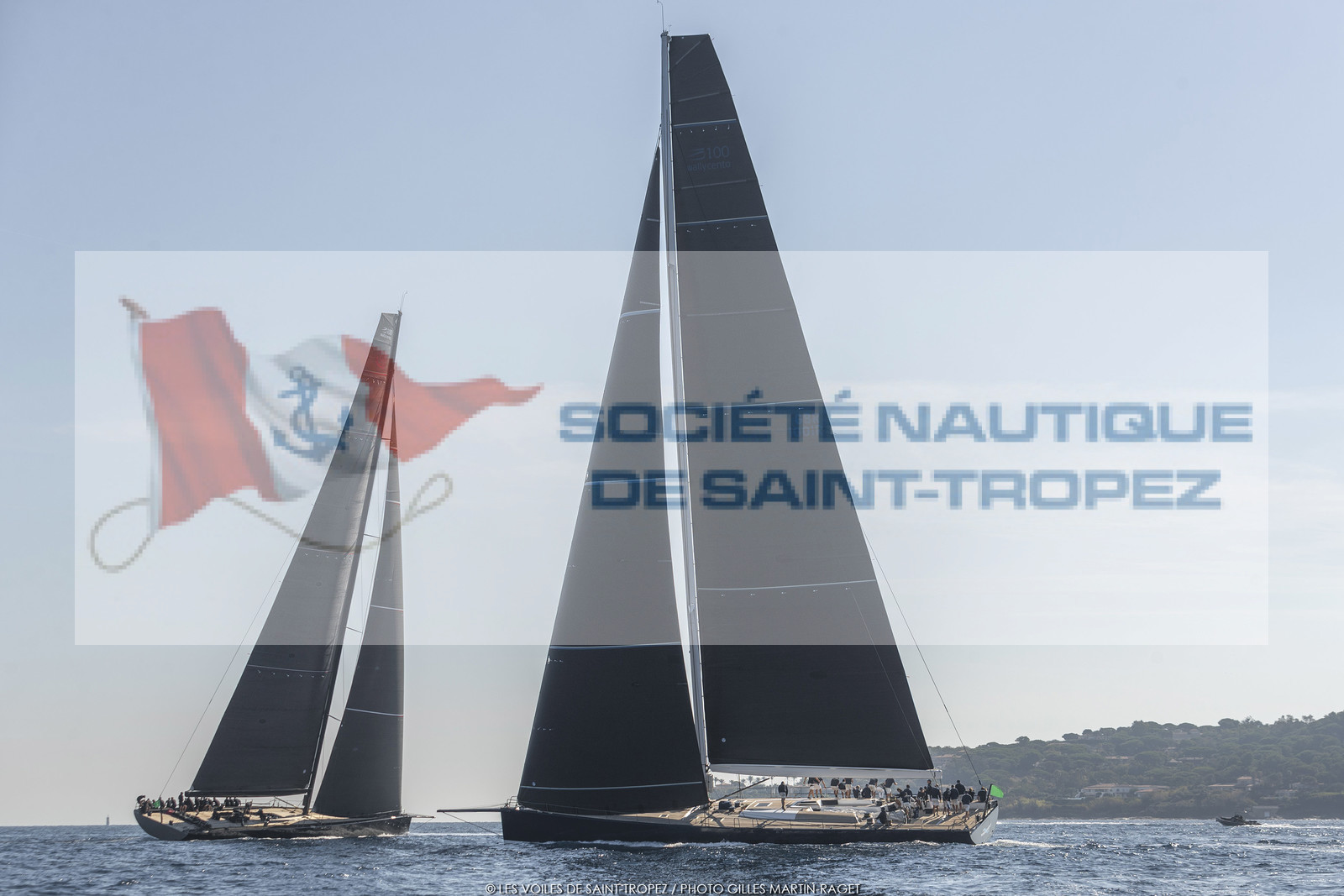 06 10 2022, Saint-Tropez (FRA,83), Voiles de Saint-Tropez 2022,  Maxis Club 55 Cupentre les deux Wallycento Magic Carpet Cubed et Tango, défi French Kiss vs Kiwi Magic