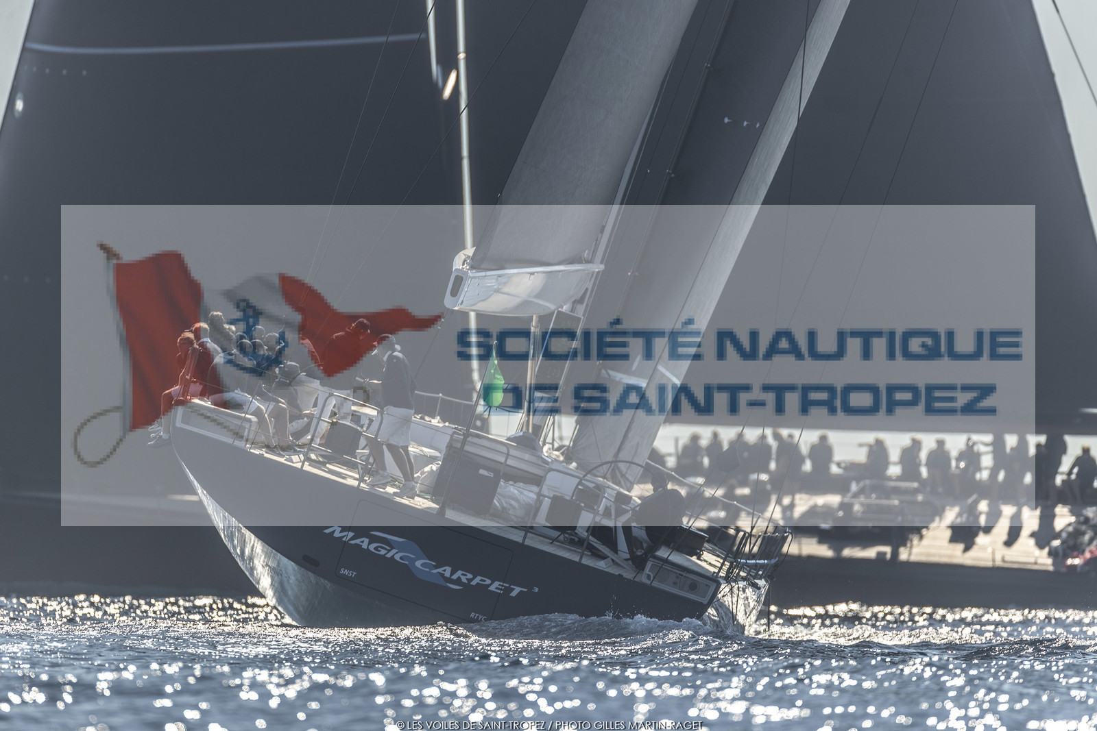 06 10 2022, Saint-Tropez (FRA,83), Voiles de Saint-Tropez 2022,  Maxis Club 55 Cupentre les deux Wallycento Magic Carpet Cubed et Tango, défi French Kiss vs Kiwi Magic