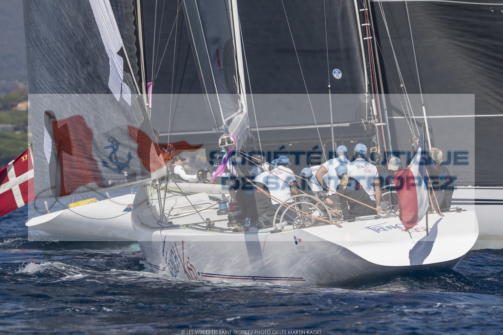 06 10 2022, Saint-Tropez (FRA,83), Voiles de Saint-Tropez 2022,  Maxis Club 55 Cupentre les deux Wallycento Magic Carpet Cubed et Tango, défi French Kiss vs Kiwi Magic