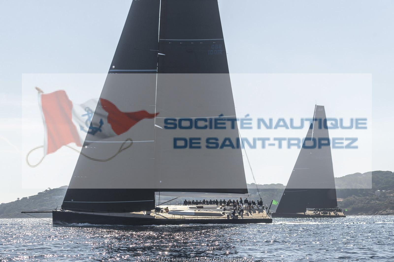 06 10 2022, Saint-Tropez (FRA,83), Voiles de Saint-Tropez 2022,  Maxis Club 55 Cupentre les deux Wallycento Magic Carpet Cubed et Tango, défi French Kiss vs Kiwi Magic