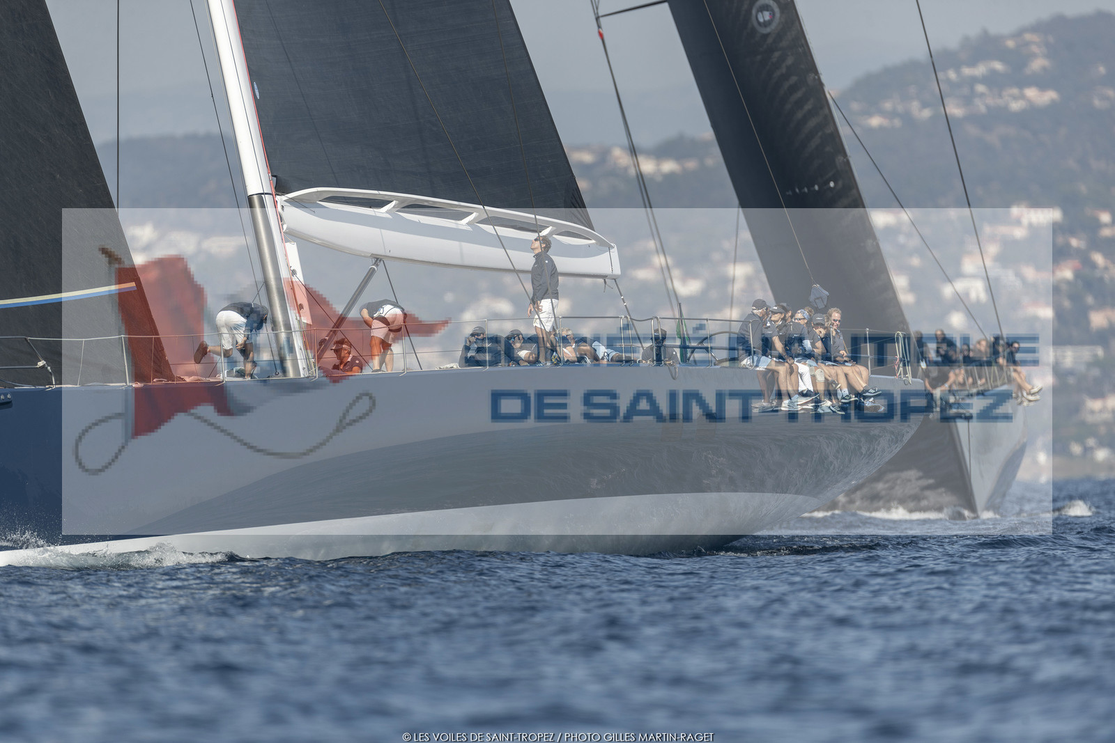 06 10 2022, Saint-Tropez (FRA,83), Voiles de Saint-Tropez 2022,  Maxis Club 55 Cupentre les deux Wallycento Magic Carpet Cubed et Tango, défi French Kiss vs Kiwi Magic