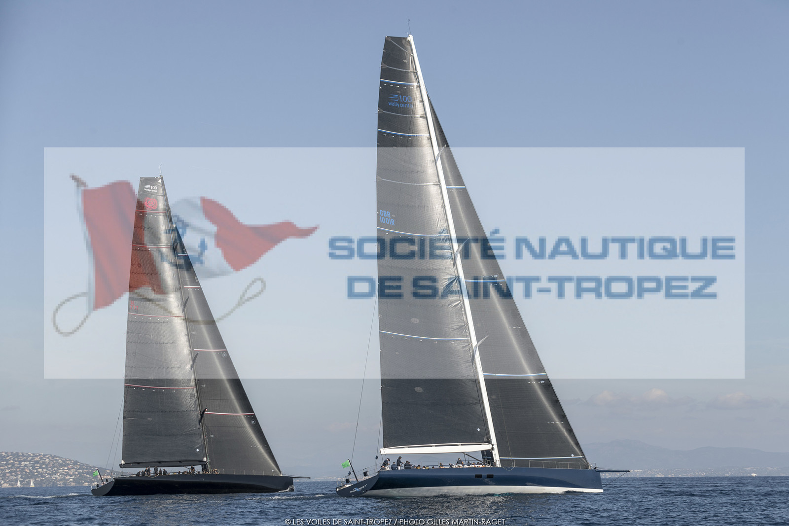 06 10 2022, Saint-Tropez (FRA,83), Voiles de Saint-Tropez 2022,  Maxis Club 55 Cupentre les deux Wallycento Magic Carpet Cubed et Tango, défi French Kiss vs Kiwi Magic