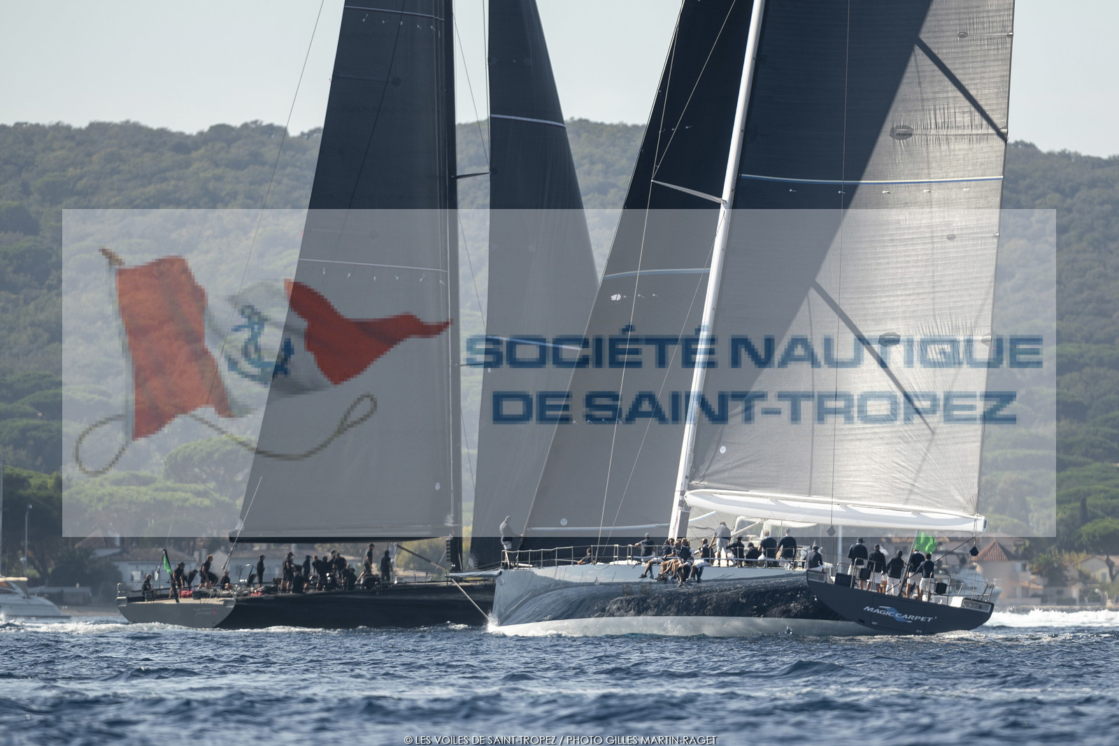 06 10 2022, Saint-Tropez (FRA,83), Voiles de Saint-Tropez 2022,  Maxis Club 55 Cupentre les deux Wallycento Magic Carpet Cubed et Tango, défi French Kiss vs Kiwi Magic