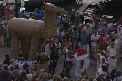 02 10 2014, Saint-Tropez (FRA,83), Voiles de Saint-Tropez 2014, Day 4, défilé des équipages   crew parade