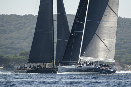 06 10 2022, Saint-Tropez (FRA,83), Voiles de Saint-Tropez 2022,  Maxis Club 55 Cupentre les deux Wallycento Magic Carpet Cubed et Tango, défi French Kiss vs Kiwi Magic