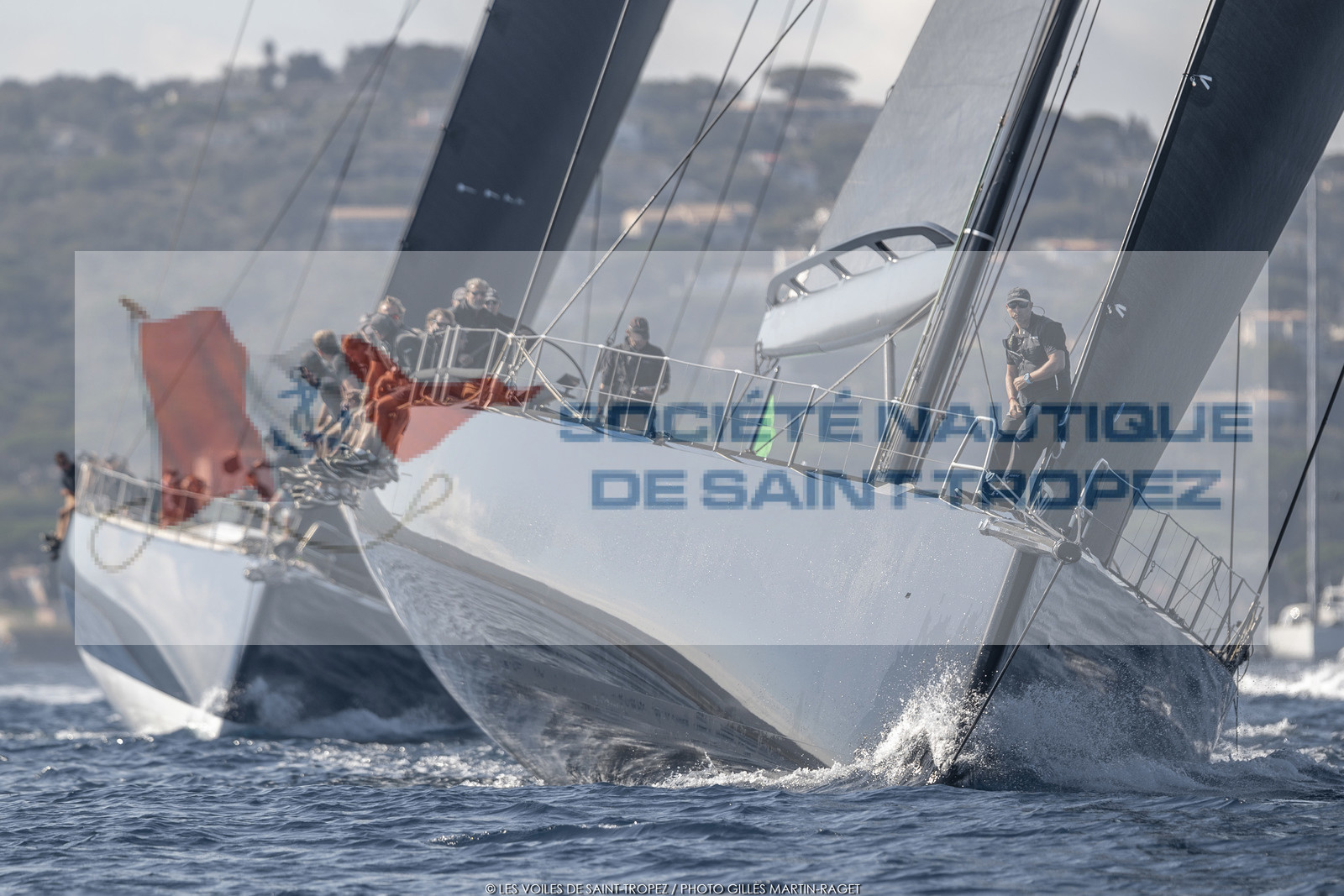 06 10 2022, Saint-Tropez (FRA,83), Voiles de Saint-Tropez 2022,  Maxis Club 55 Cupentre les deux Wallycento Magic Carpet Cubed et Tango, défi French Kiss vs Kiwi Magic