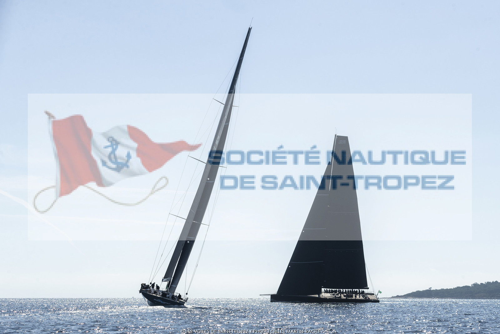 06 10 2022, Saint-Tropez (FRA,83), Voiles de Saint-Tropez 2022,  Maxis Club 55 Cupentre les deux Wallycento Magic Carpet Cubed et Tango, défi French Kiss vs Kiwi Magic