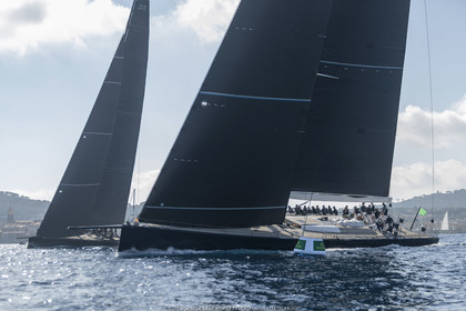 06 10 2022, Saint-Tropez (FRA,83), Voiles de Saint-Tropez 2022,  Maxis Club 55 Cupentre les deux Wallycento Magic Carpet Cubed et Tango, défi French Kiss vs Kiwi Magic