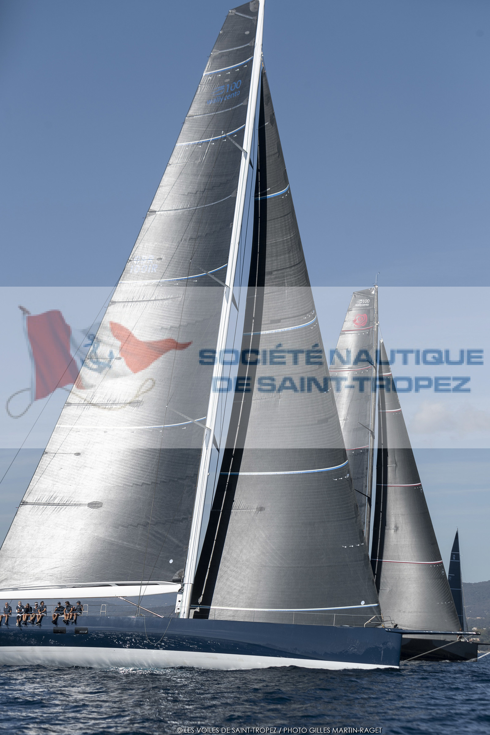 06 10 2022, Saint-Tropez (FRA,83), Voiles de Saint-Tropez 2022,  Maxis Club 55 Cupentre les deux Wallycento Magic Carpet Cubed et Tango, défi French Kiss vs Kiwi Magic