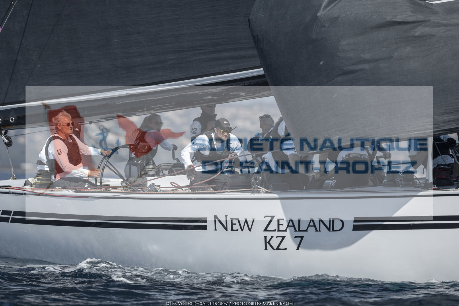 06 10 2022, Saint-Tropez (FRA,83), Voiles de Saint-Tropez 2022,  Maxis Club 55 Cupentre les deux Wallycento Magic Carpet Cubed et Tango, défi French Kiss vs Kiwi Magic