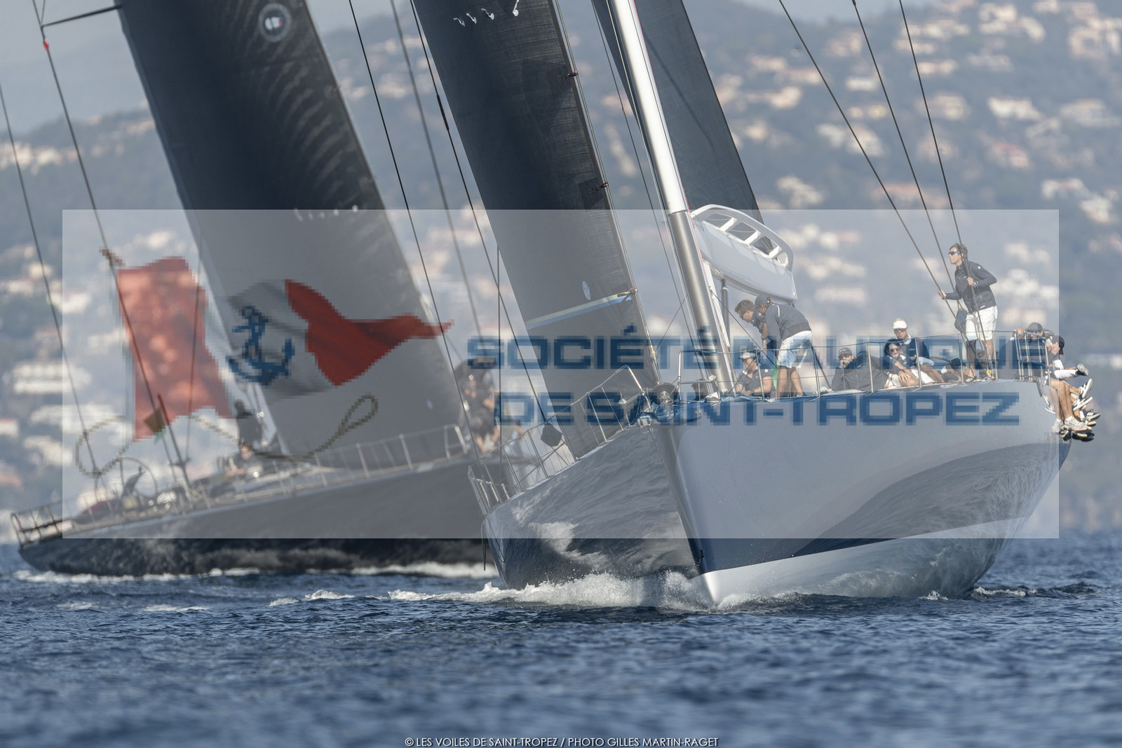 06 10 2022, Saint-Tropez (FRA,83), Voiles de Saint-Tropez 2022,  Maxis Club 55 Cupentre les deux Wallycento Magic Carpet Cubed et Tango, défi French Kiss vs Kiwi Magic